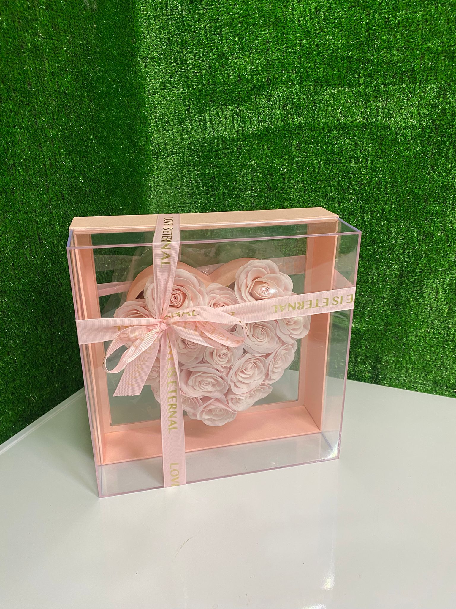 Kalp Formunda Pudra Gül Cam Kutu Aranjmanı – Love Is Eternal